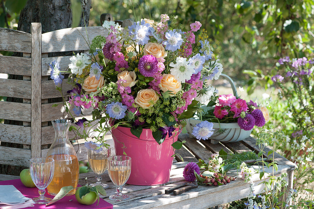 Spätsommerstrauß aus Skabiosen, Rosen, Rittersporn, Fenchel und Dahlie