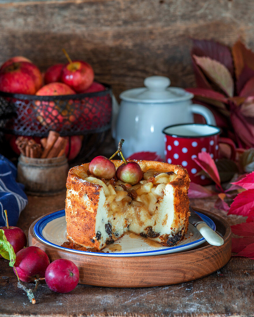 Hüttenkäse-Apfelkuchen mit Rosinen