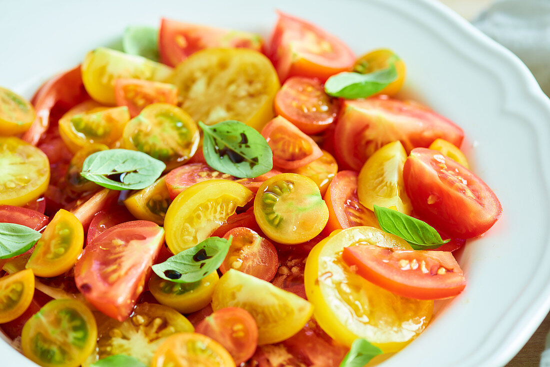 Colourful tomato salad with basil