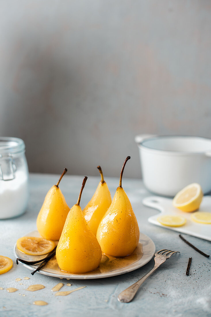 Pochierte Birnen mit Vanille-Zitronen-Sirup