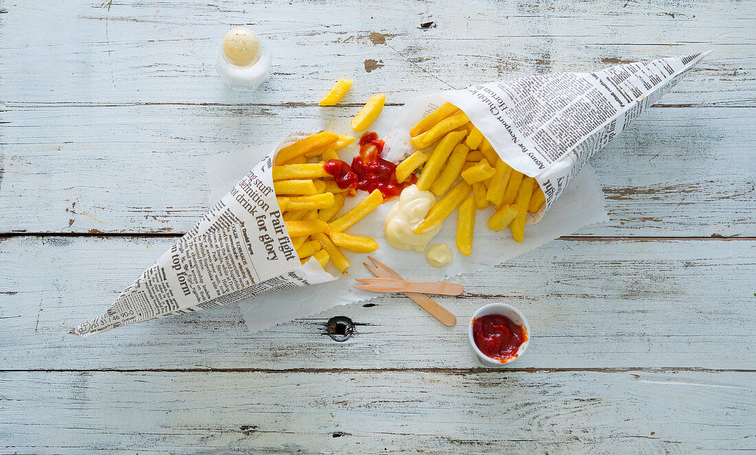 Pommes Frites mit Ketchup und Mayonnaise