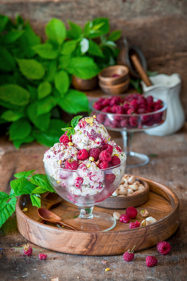 Meringue pistachio ice cream with raspberries