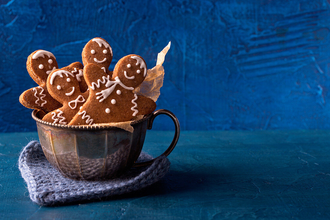 Lebkuchenmännchen in einer Tasse