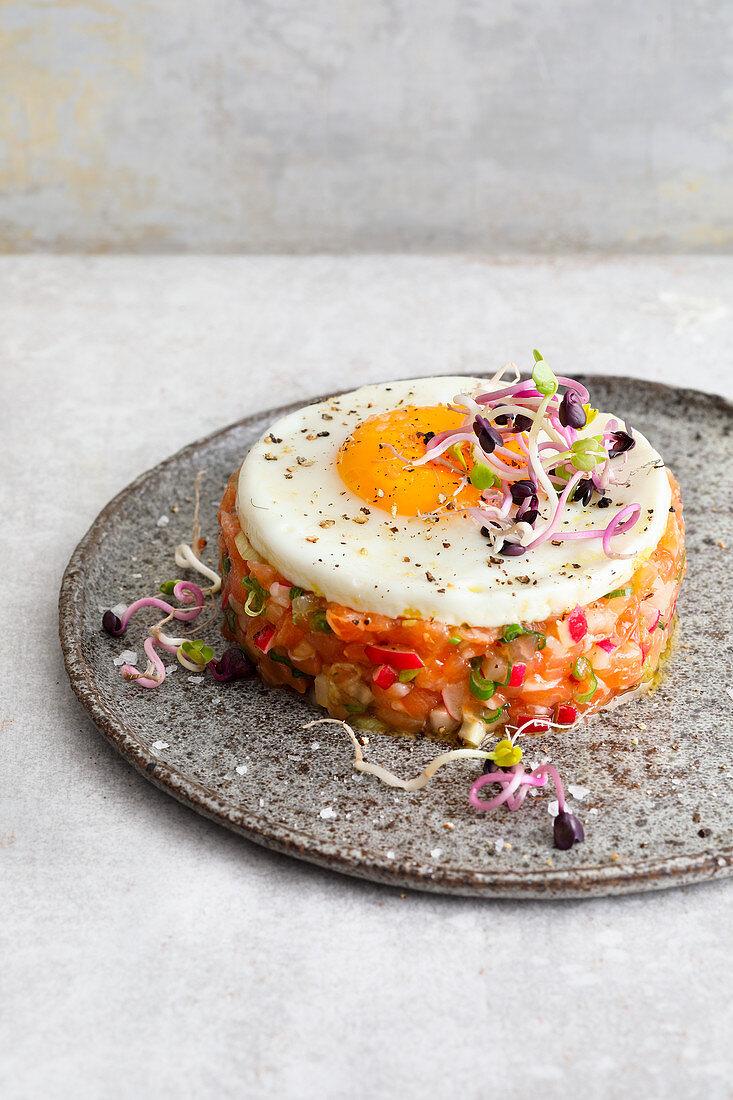 Salmon tartare with radishes and a fried egg (low carb)