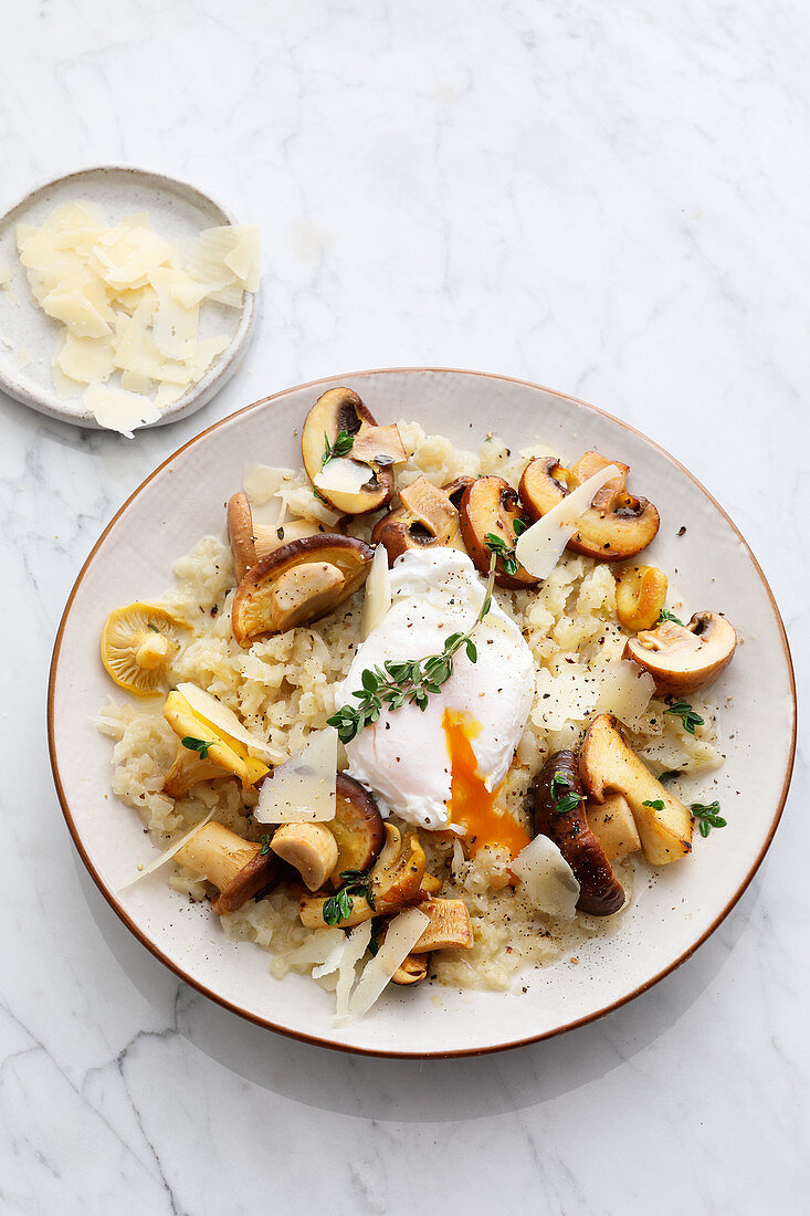 Jerusalem artichoke risotto with mushrooms and a poached egg (low carb)