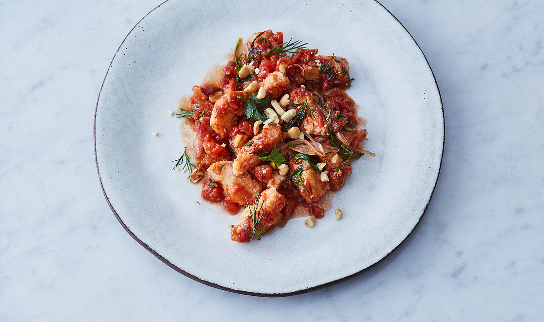 Gebratener Pangasius mit Tomaten, Erdnüssen und Dill