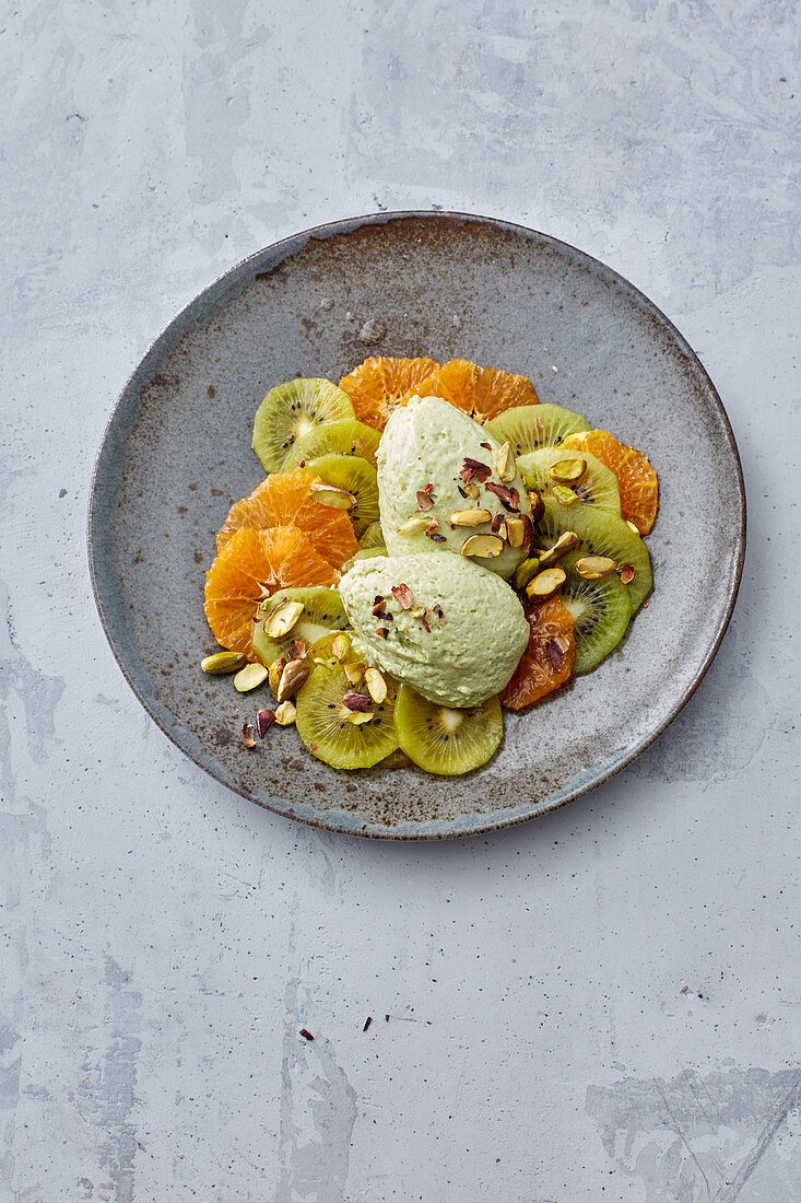 Avocadonocken auf Kiwi-Orangen-Carpaccio