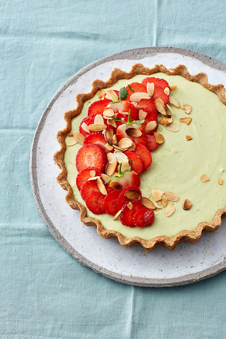Avocado and strawberries tart with flaked almonds