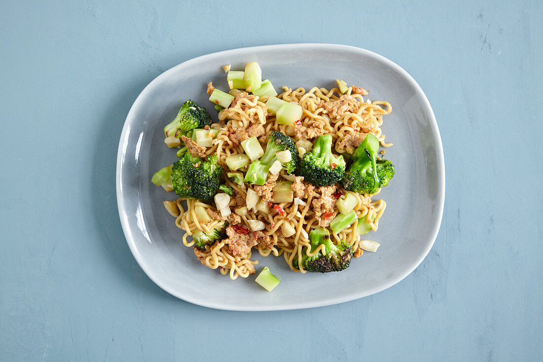 Spicy, stir-fried broccoli and noodles with egg