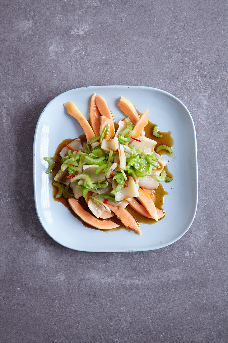 Tintenfischsalat mit Papaya aus dem Wok