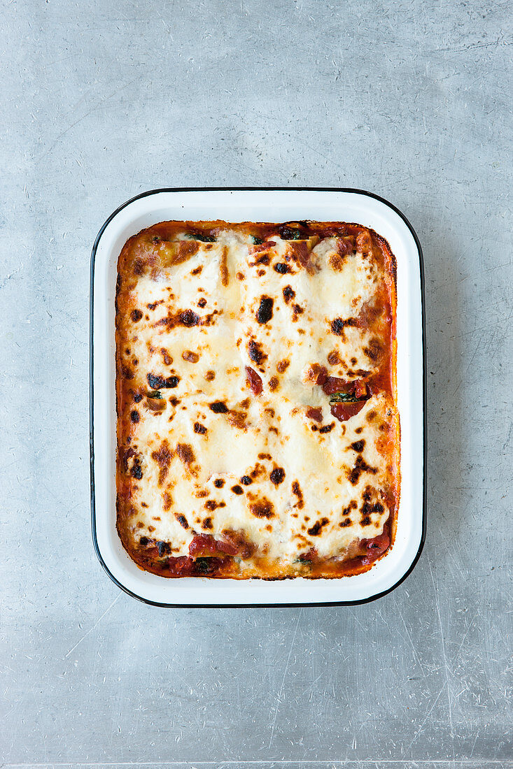 Überbackene Ricotta-Spinat-Cannelloni mit Tomatensauce