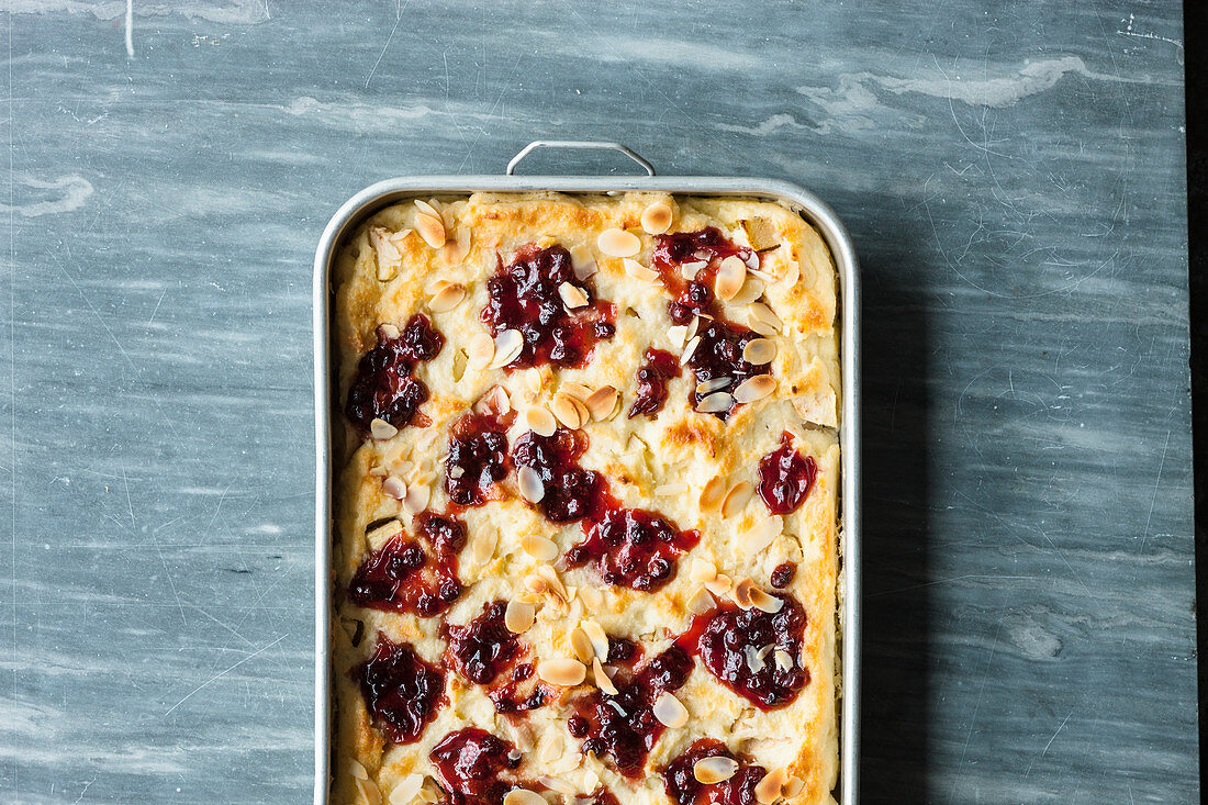 Semolina bake with apples and lingonberries