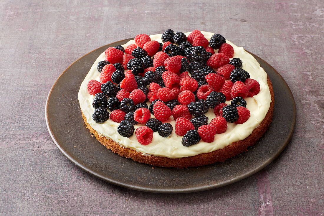 Beerenkuchen aus Wunderteig mit Vanillecreme