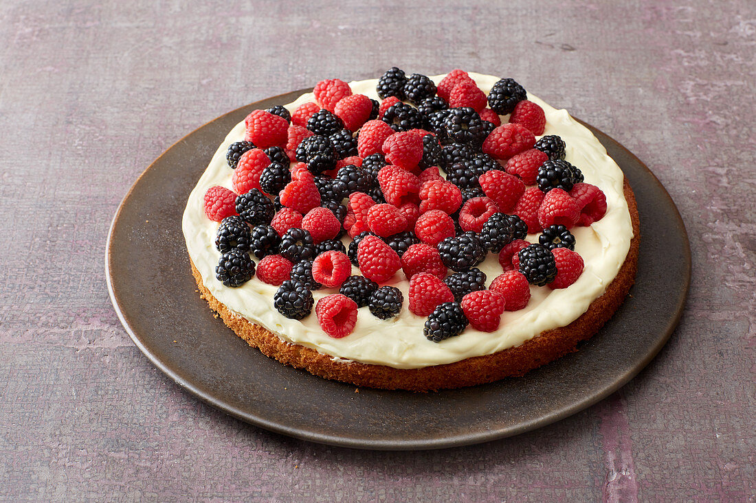 Berry oil-sponge cake with vanilla cream