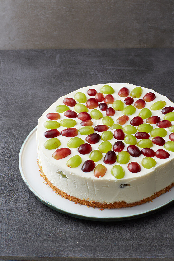 Creamy cheesecake with grapes