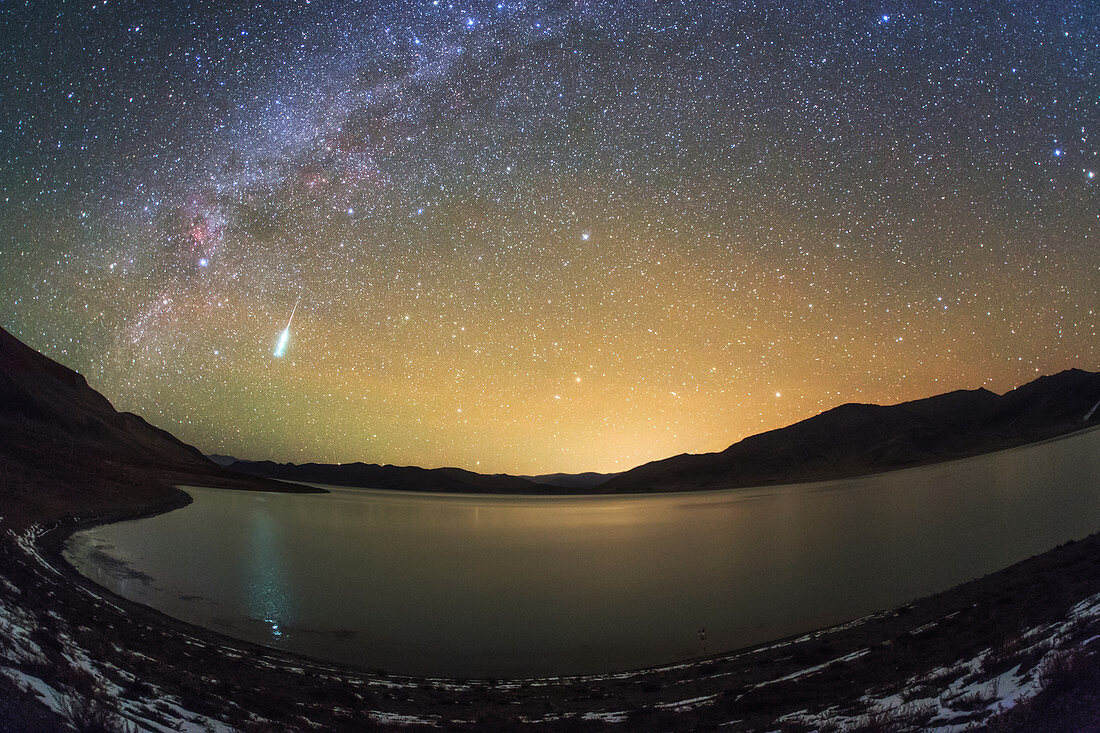 Taurid meteor over Yamdrok Lake
