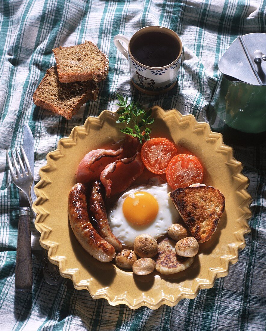 Irish breakfast (with sausage, fried egg, bacon, toast etc)