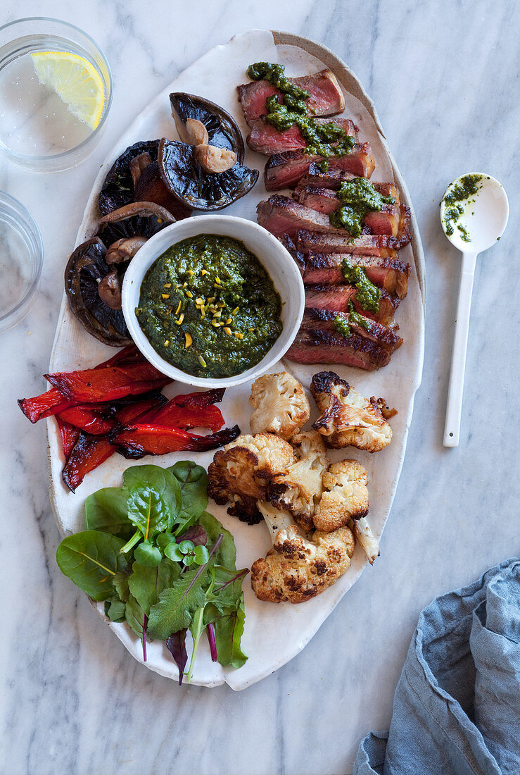 Sirloin steak with roast vegetables and a herb dip (low carb)