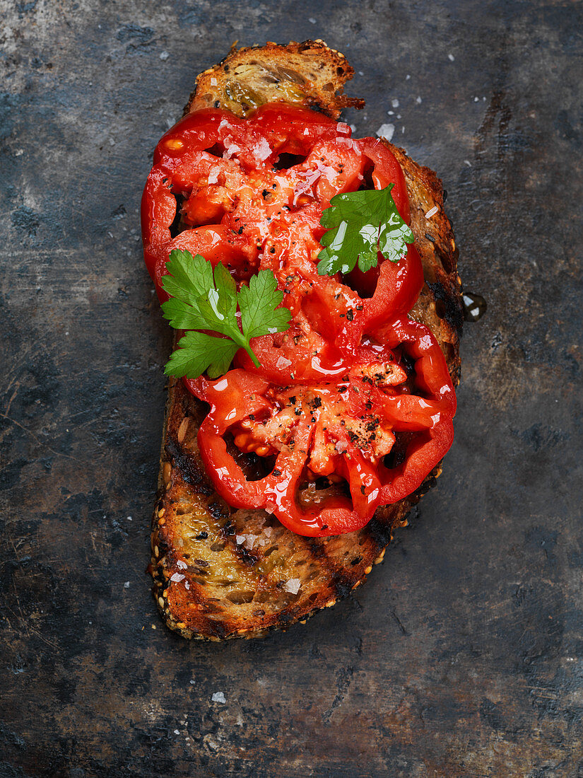 Toast topped with tomatoes