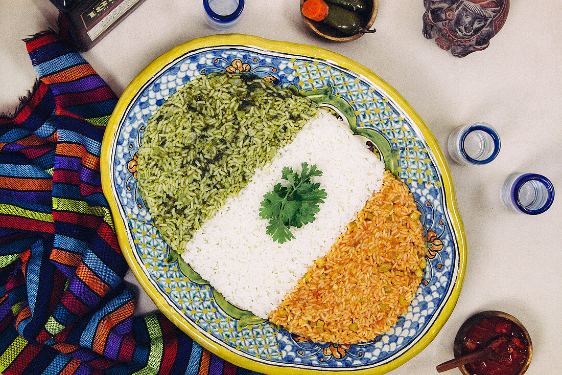 Mexikanischer Reis in drei Farben (Grüner Reis mit Poblano-Chili, weißer Reis und roter Reis mit Tomaten)