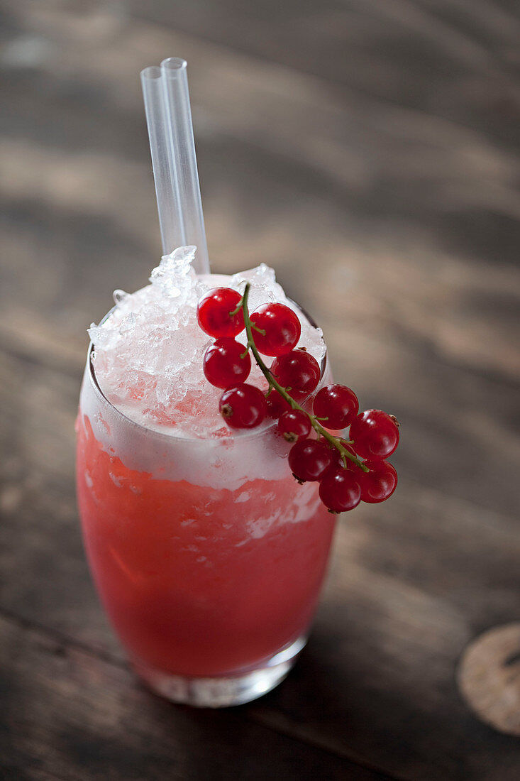 Cranberry Cocktail mit Crushed Eisund Johannisbeerrispe