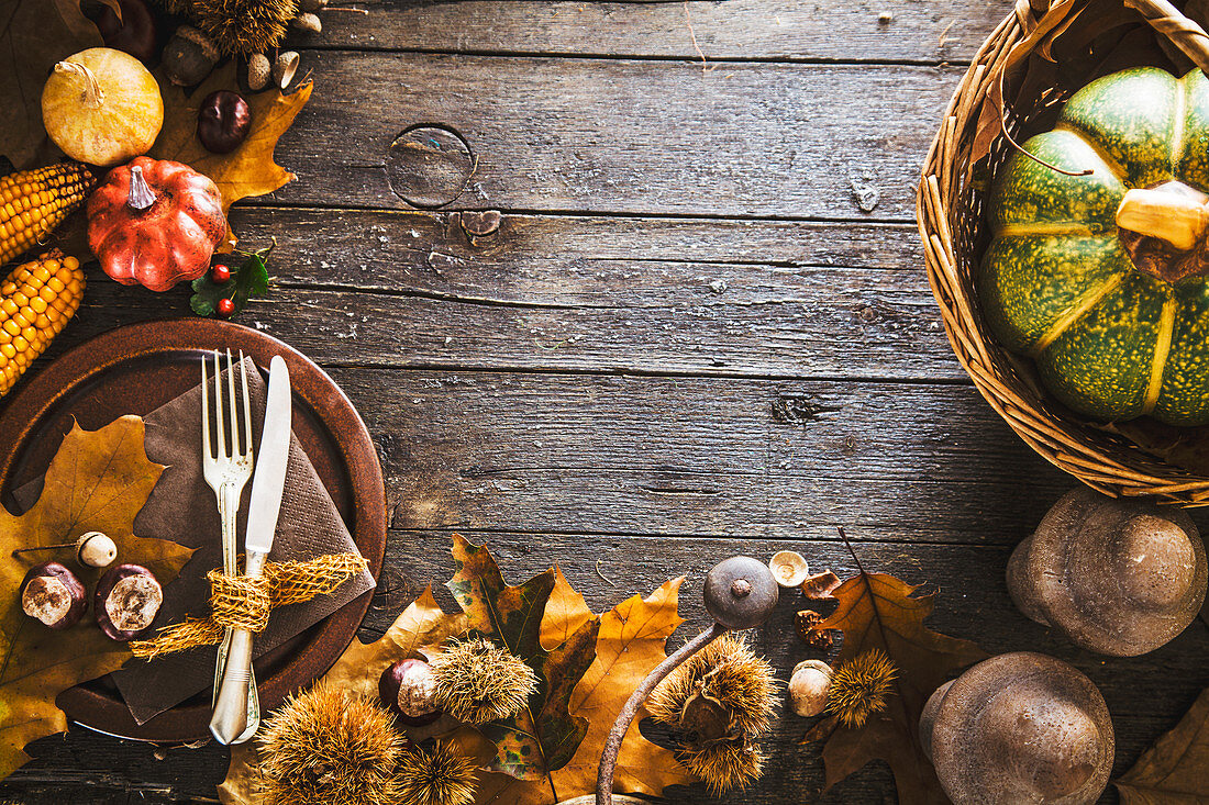 Gedeck für Thanksgiving-Dinner mit Herbstdekoration