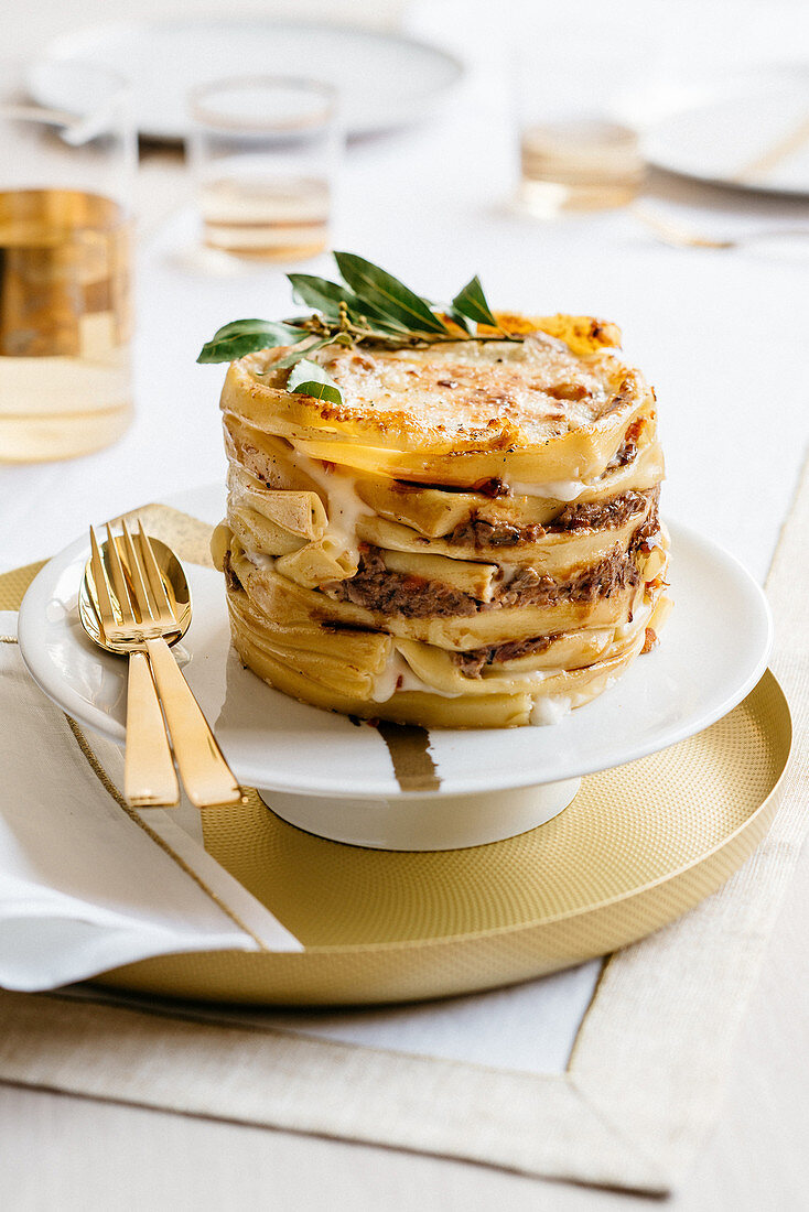 Nudeltorte mit Amarone-Ragout