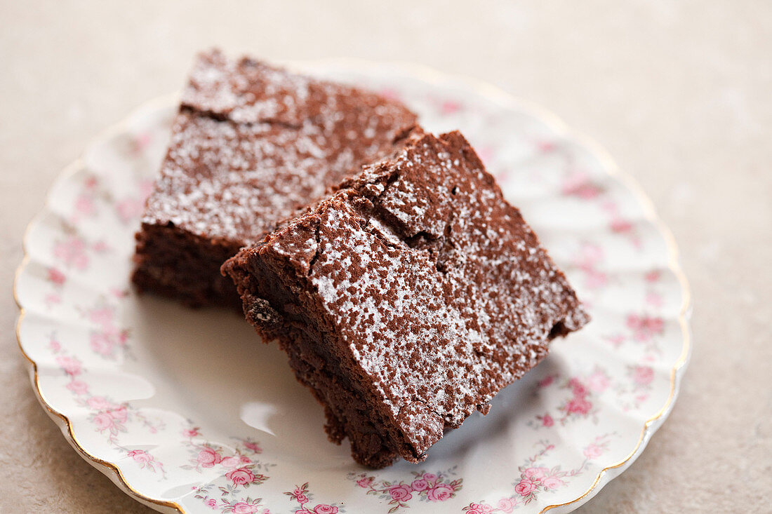 Schokoladen-Brownie mit Puderzucker