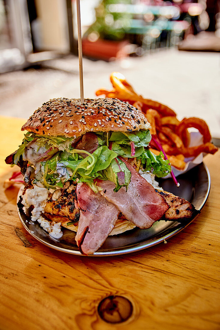 Hähnchenburger mit Bacon und Pommes Frites