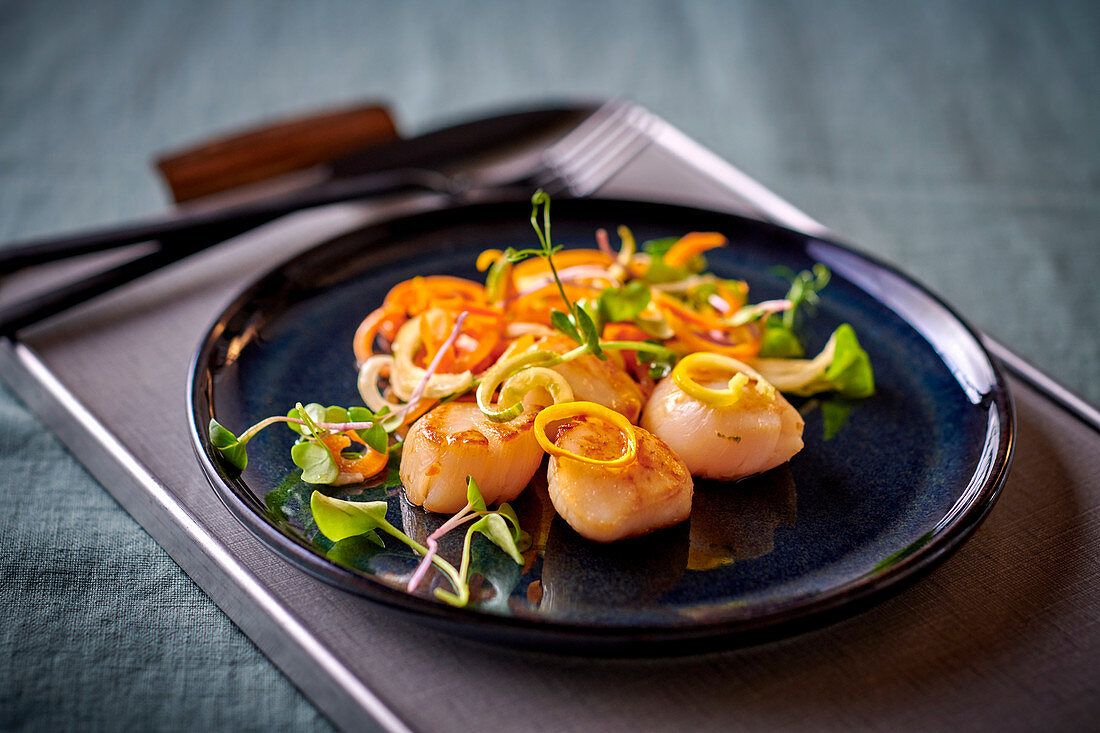 Fried scallops with vegetables noodles