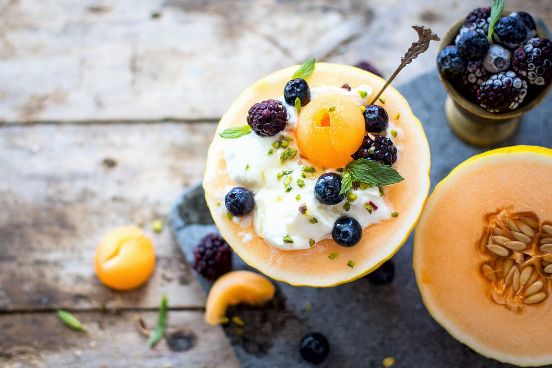 Melonen-Breakfast-Bowl mit Joghurt, Blaubeeren und Brombeeren