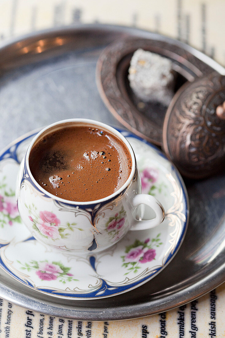 Türkischer Kaffee in Tasse auf Tablett
