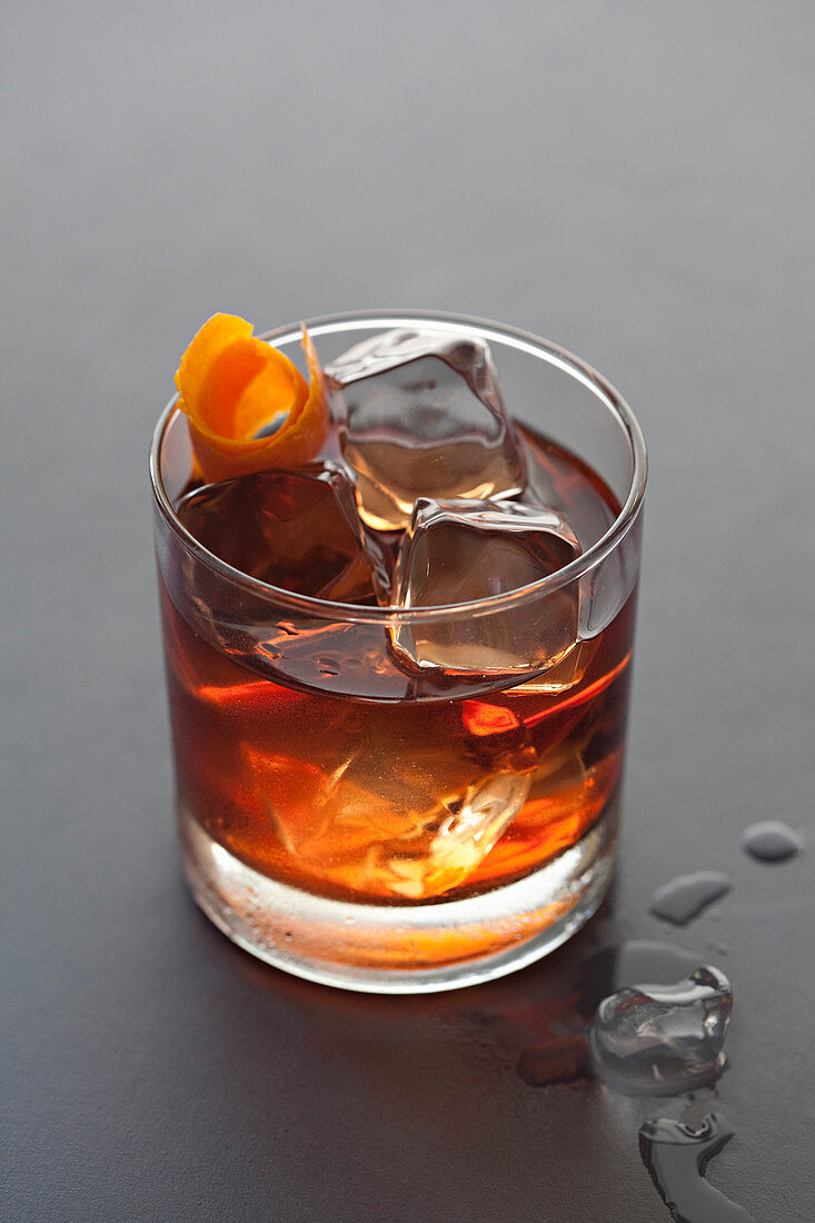 Old Fashioned Cocktail mit Eiswürfeln