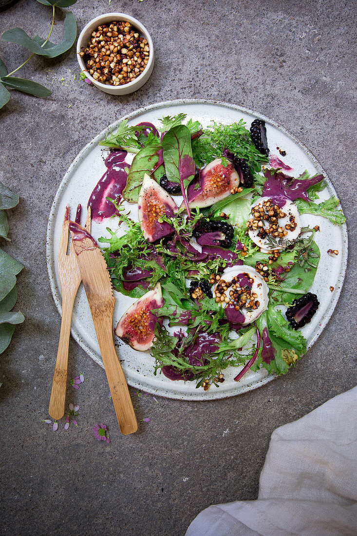 Mixed salad leaves with figs and goat's cheese
