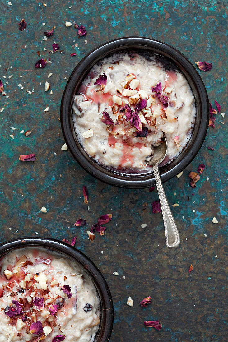 Rice puddings with rose petals and roasted hazelnuts