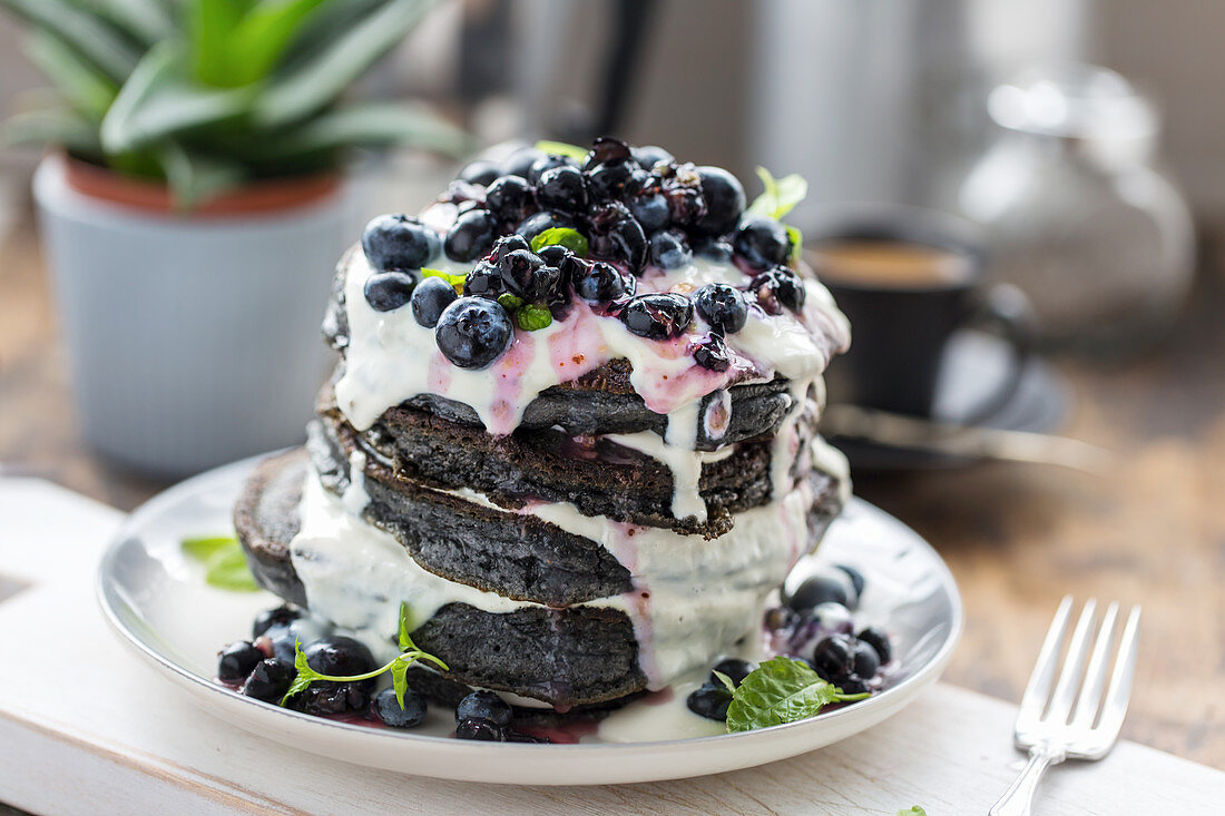Schwarze Pancakes mit Aktivkohlepulver, Blaubeeren und veganer Sojaahne
