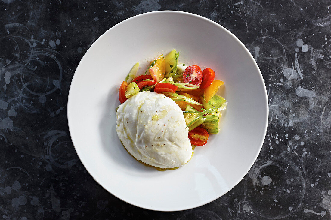 Burrata auf buntem Tomaten-Gurkensalat