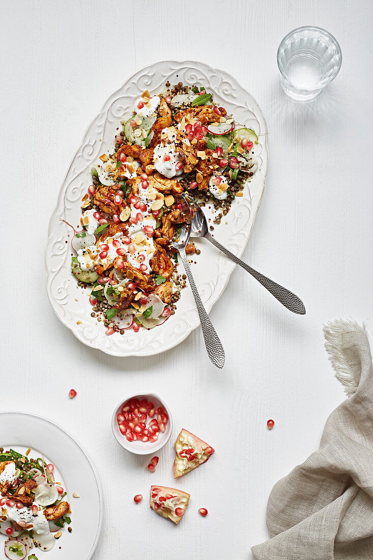 Hühnchen-Linsensalat mit Joghurt, Mandeln und Granatapfelkernen