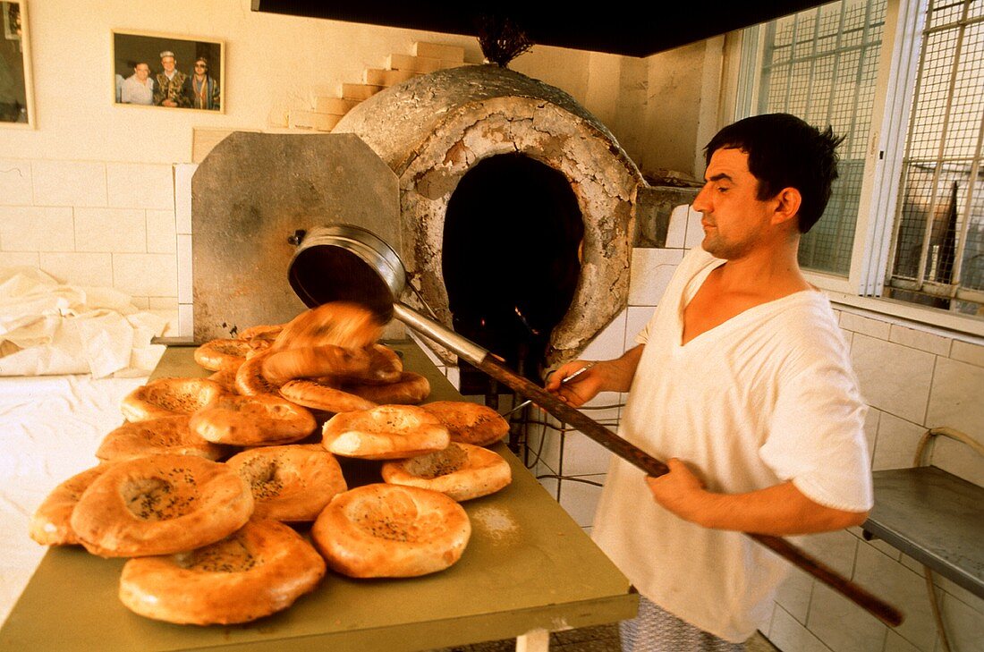 Israelischer Bäcker holt Fladenbrote aus dem Ofen
