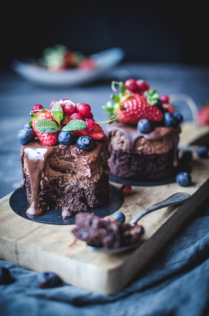 Kleine Schokoladenkuchen mit verschiedenen Beeren