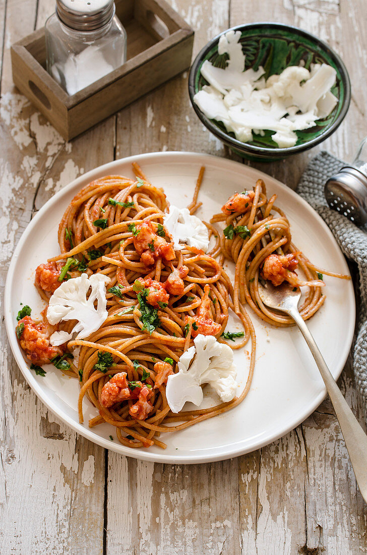 Spaghetti mit Tomaten und Blumenkohl