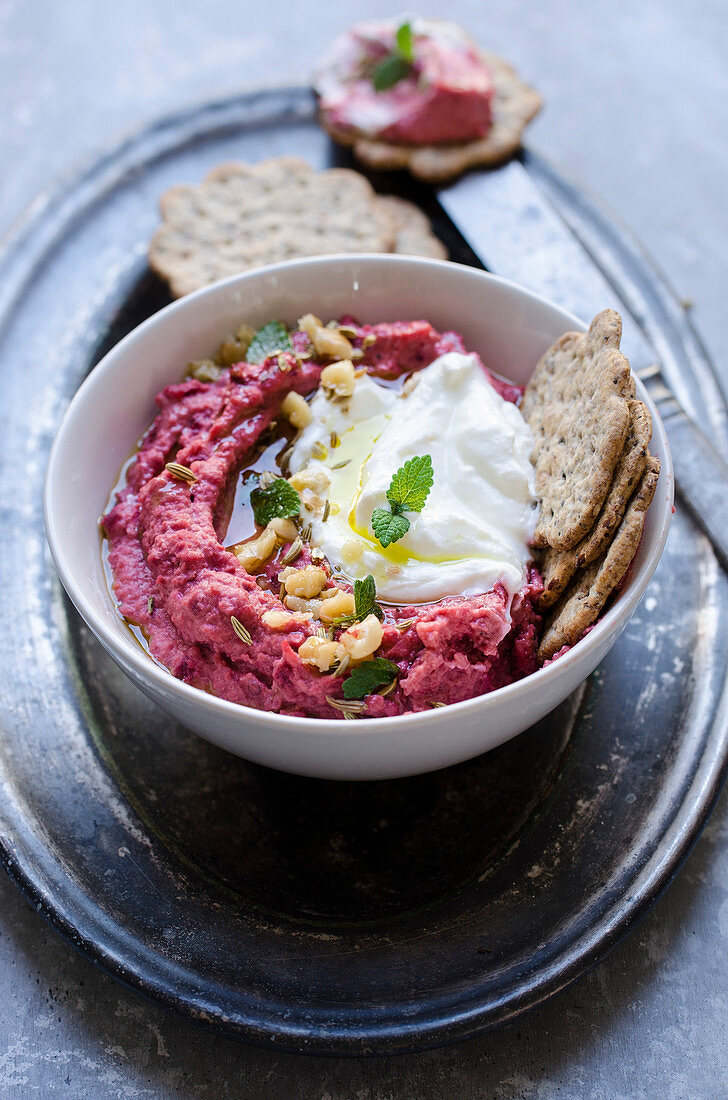 Rote-Bete-Hummus mit Joghurt, Walnüssen, Minze und Crackern