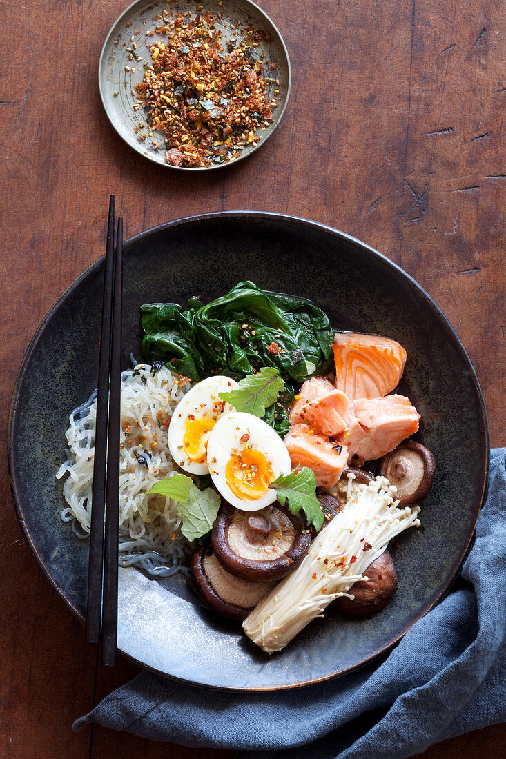 Glutenfreie Buddha Bowl mit Pilzen, Gemüse, Lachs und Ei (Asien)