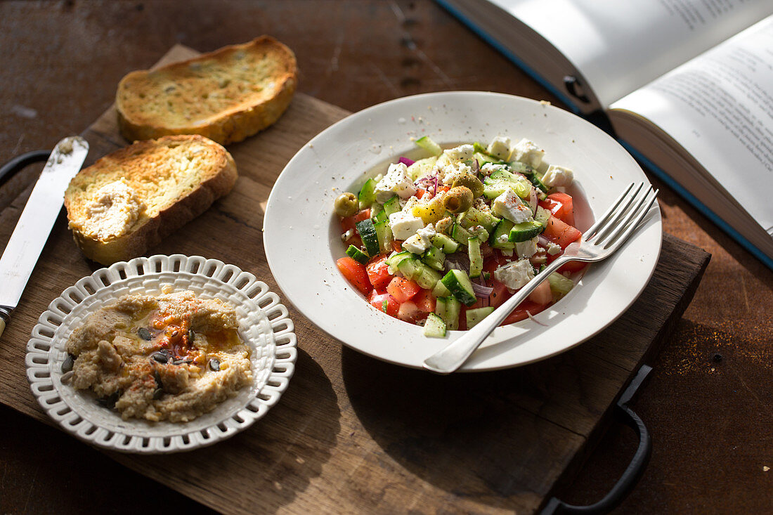 Griechischer Salat mit Hummus und Röstbrot