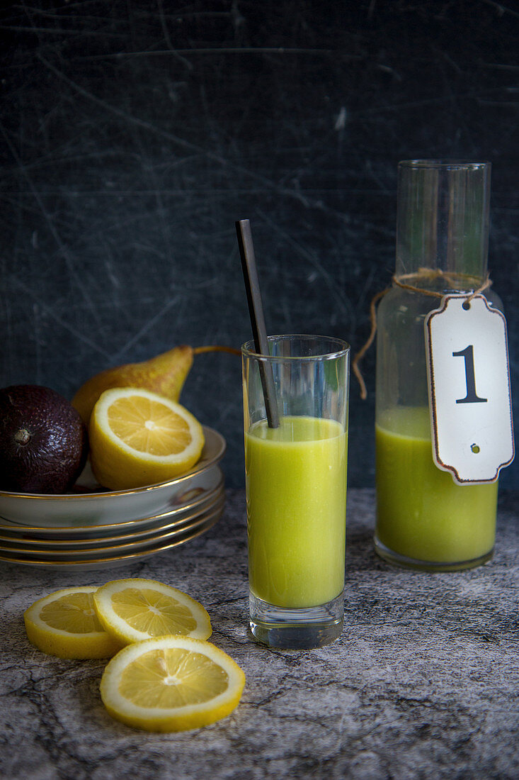 Pear juice with avocado and lemon