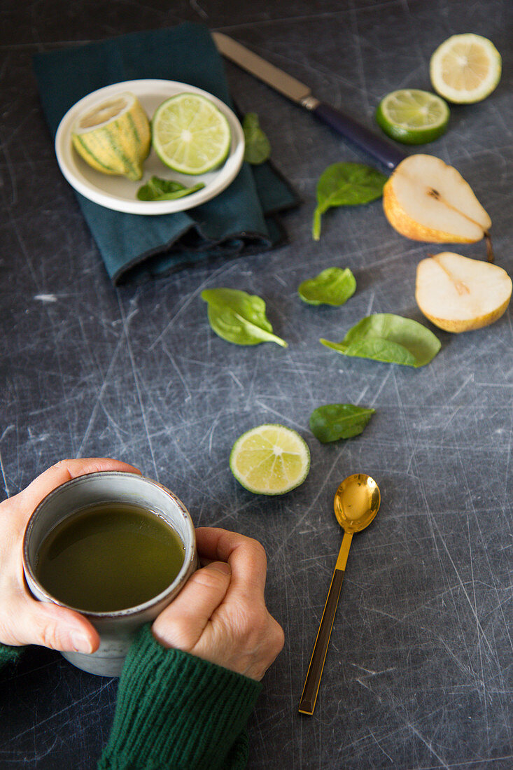 Grüner Tee, Limetten, Birne und Basilikum