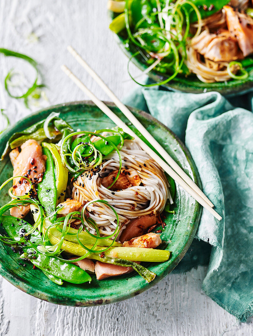 Sobanudeln mit Miso-Lachs und Gemüse