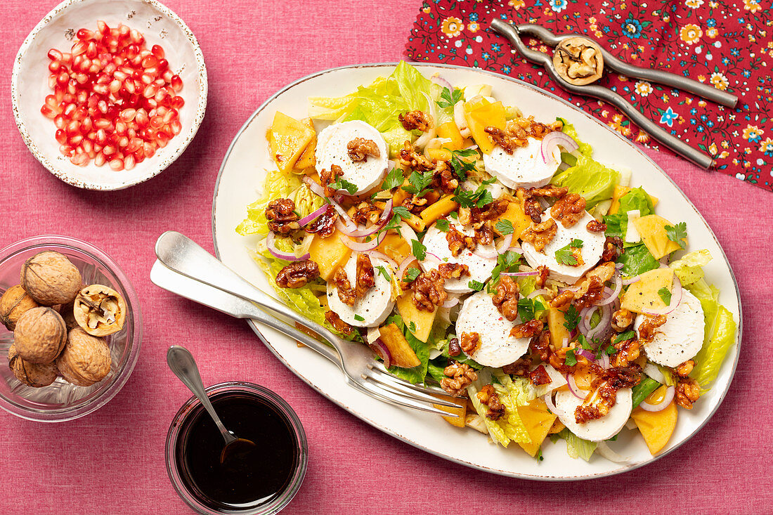 Salat mit Ziegenkäse, Kaki und karamellisierten Walnüssen