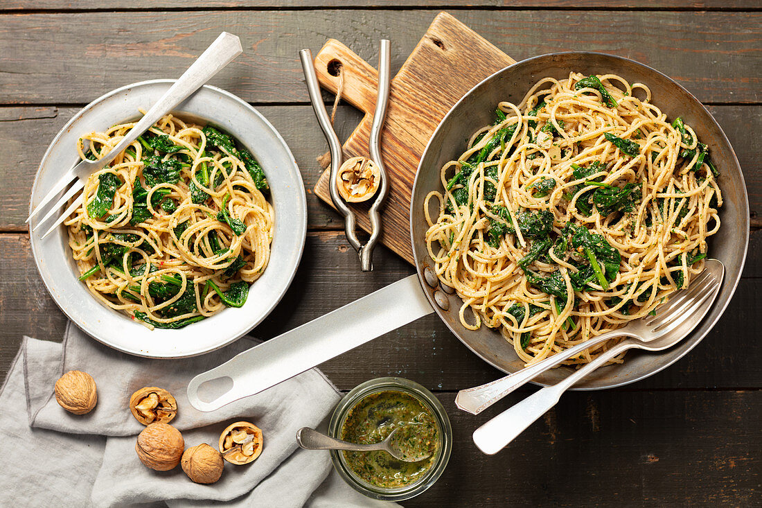Pasta with spinach and walnut pesto