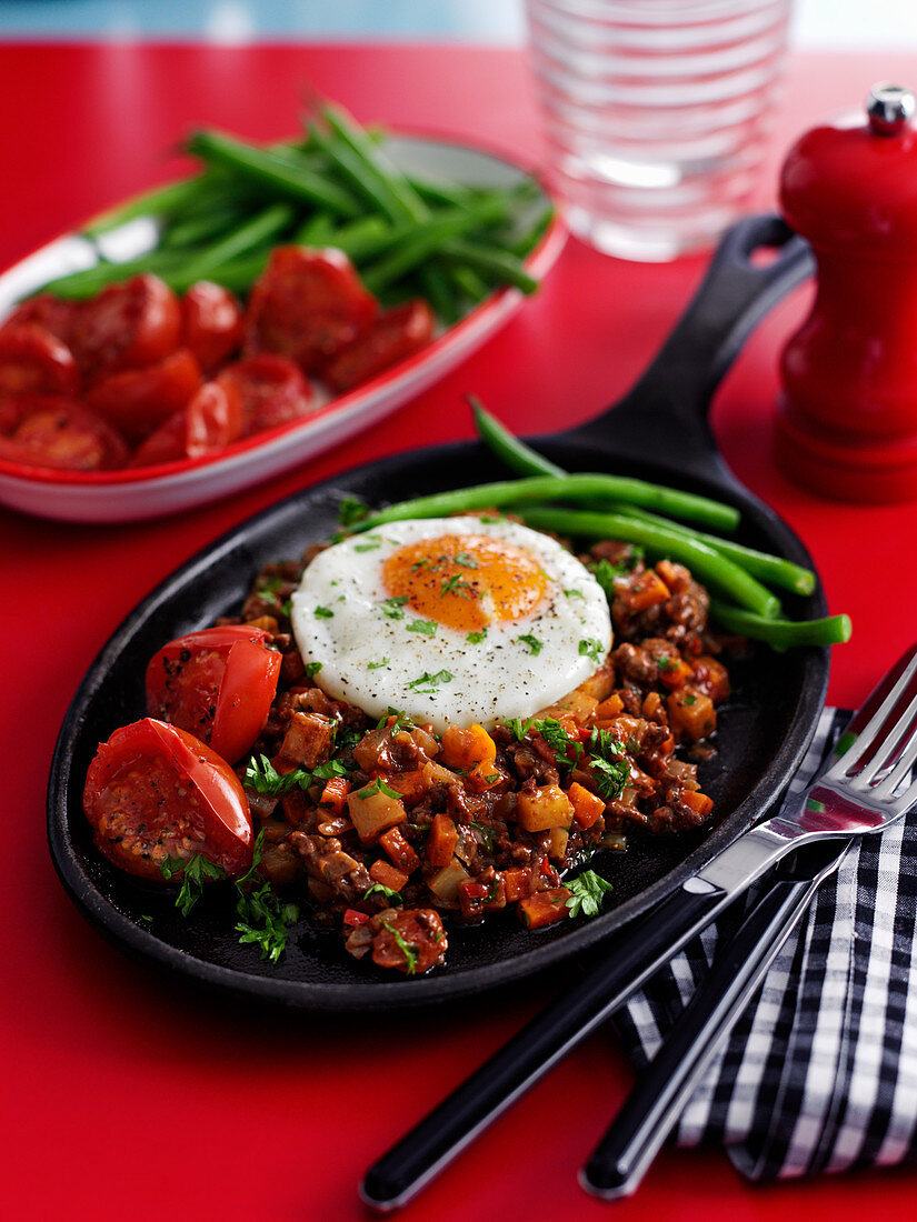 Hash with tomatoes, green beans and fried eggs (USA)